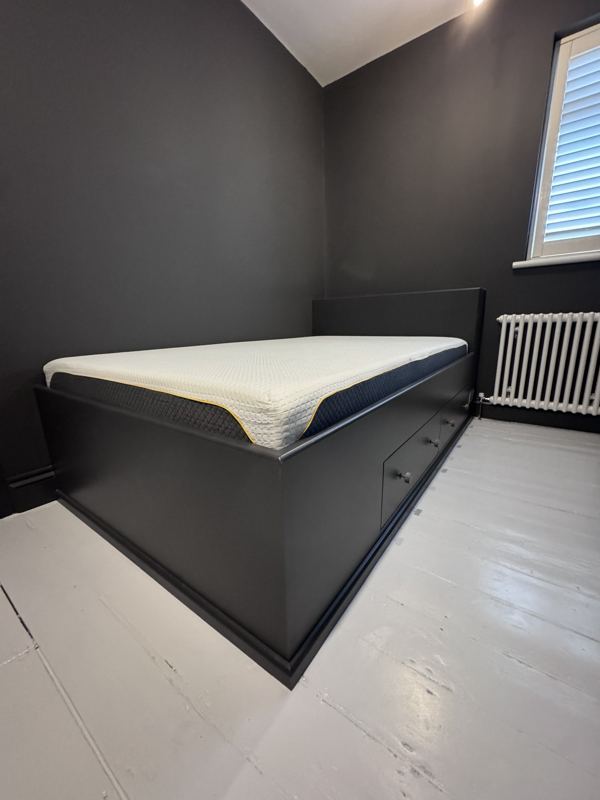 Fitted bed with pull-out storage drawers