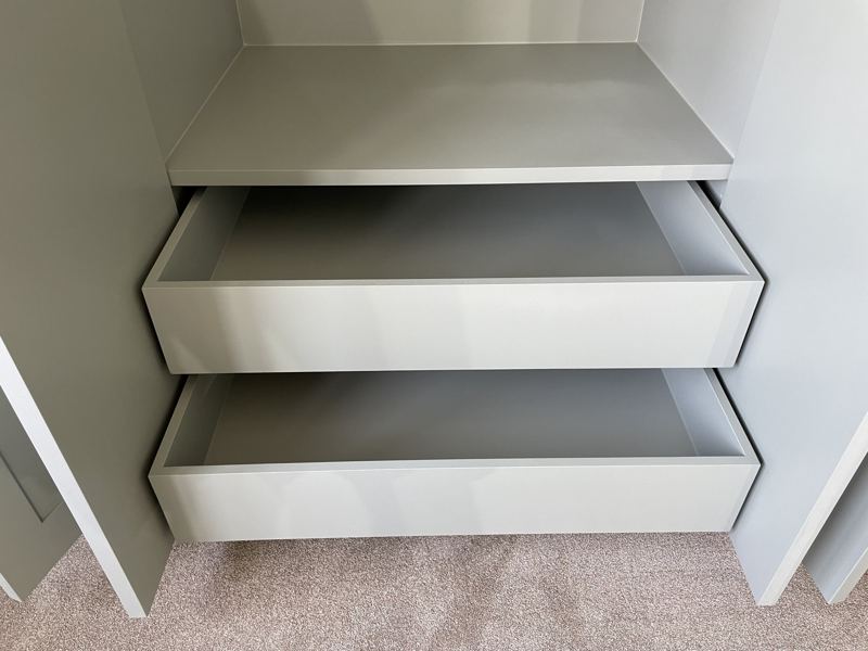 Internal drawers and shelf inside the fitted wardrobe