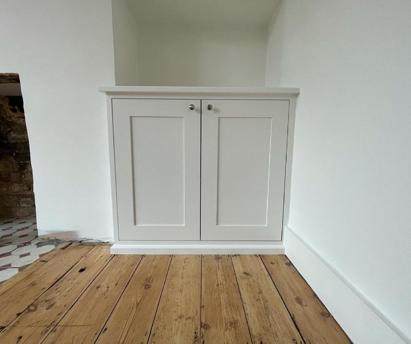 Fitted white shaker alcove cupboard with two doors
